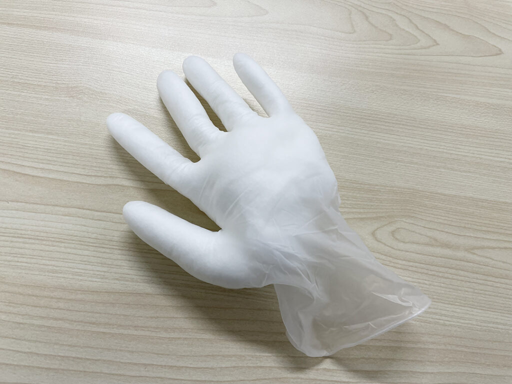 拘縮予防グッズ「ビニール手袋に綿を詰める」