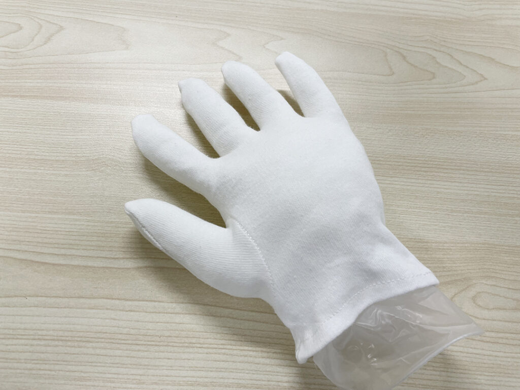 拘縮予防グッズ「ビニール手袋に綿の手袋を被せる」